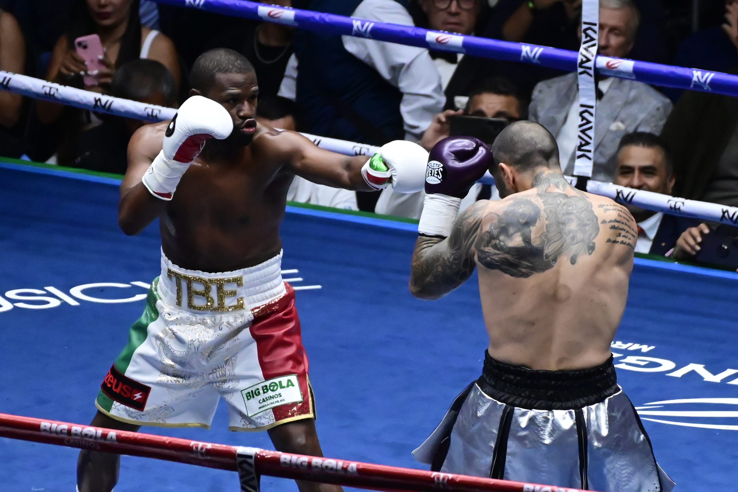 Floyd Mayweather Jr. brings fighting spirit to legal arena