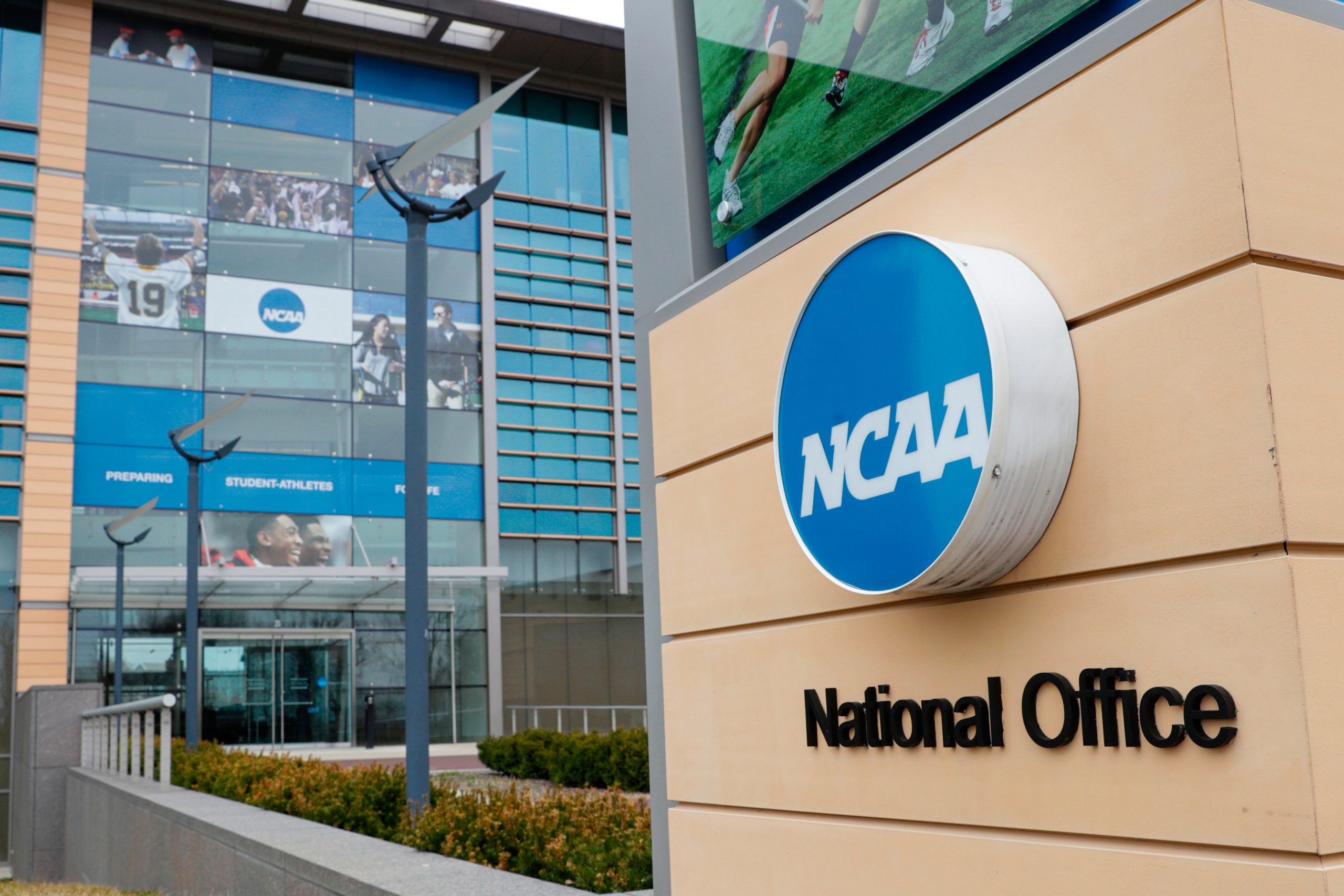 ‘Dumb judge’ and other insults turn up in BigLaw lawyers’ emails in NCAA eligibility suit