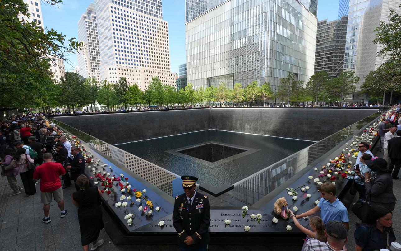 7 moments of silence observed at ground zero to memorialize the 9/11 tragedy